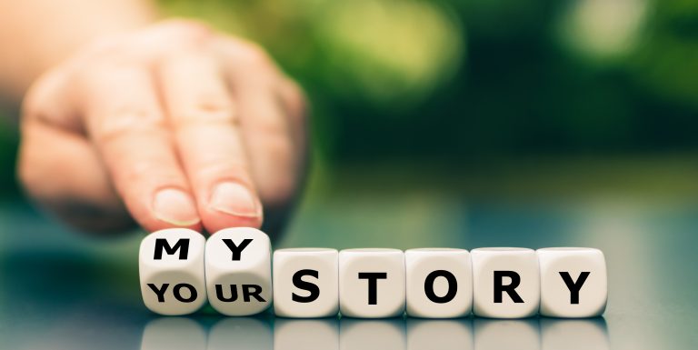 kuvassa nopat, muodostuu sana my story, your story