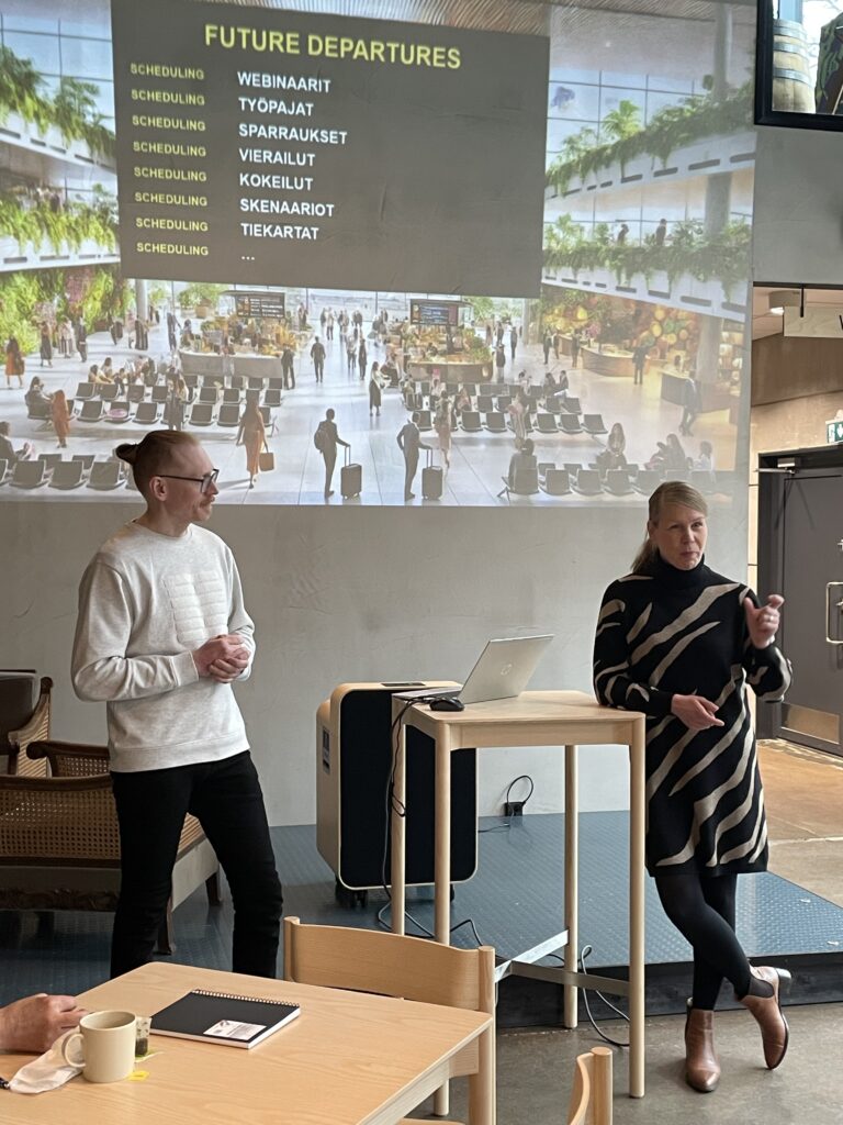 Kuvassa Päivi Penttilä ja Teemu Ruohonen esittelevät Digi+Hiieltön 2.0 hanketta