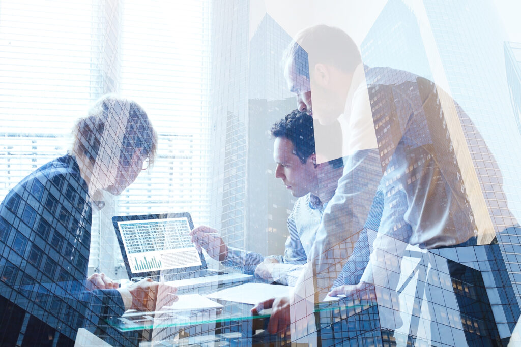 ihmiset datan äärellä