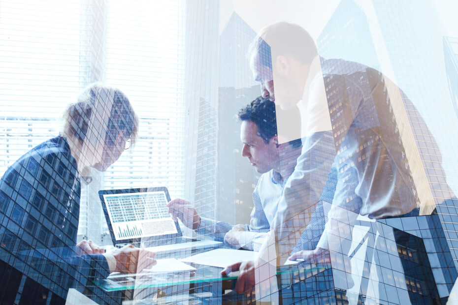 ihmiset datan äärellä